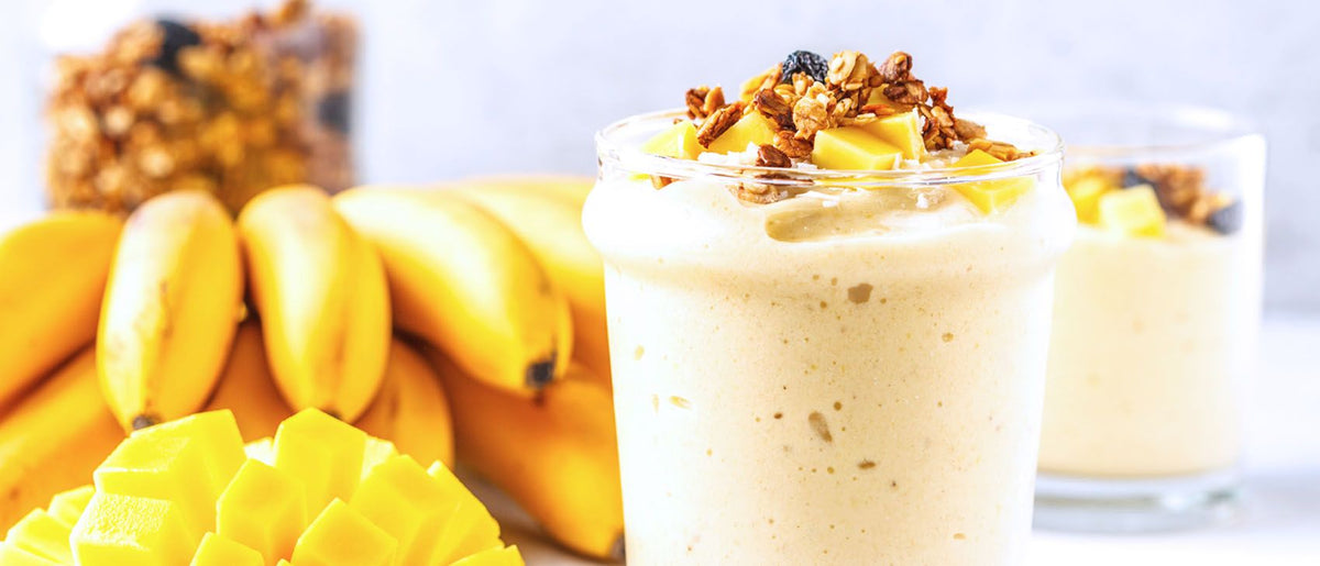Desayuno con yogur proteico de mango y plátano
