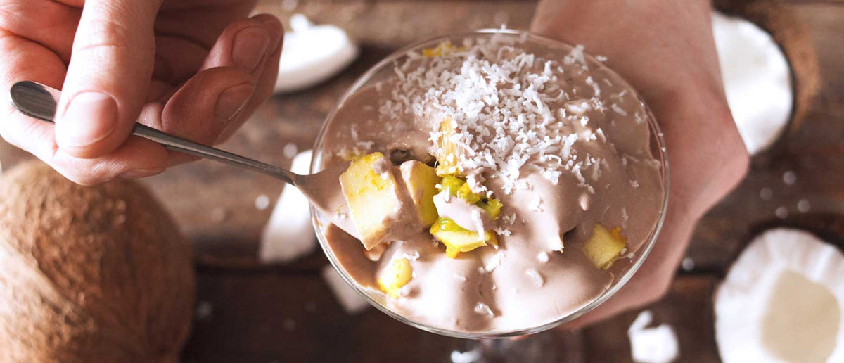 Ensalada de frutas con crema proteica de chocolate y coco