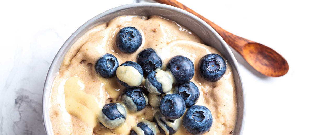 Nice cream proteico de vainilla, crema de cacahuete y arándanos