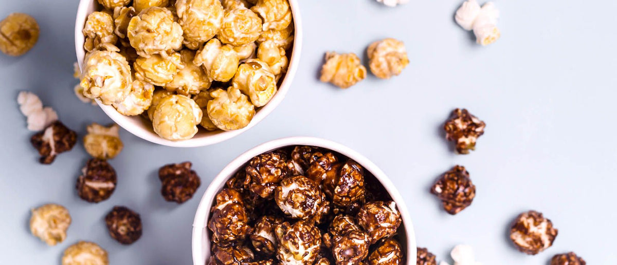 Palomitas con chocolate y crema de cacahuete, snack fácil y saludable