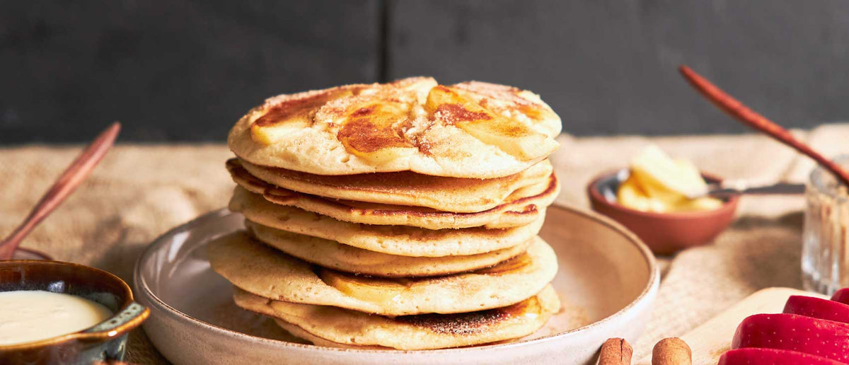 Pancakes saludables de yogur con manzana y canela