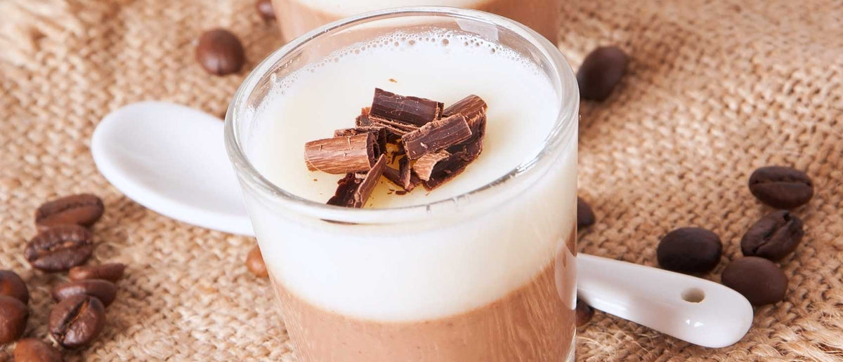 Panna cotta proteica de café y chocolate blanco