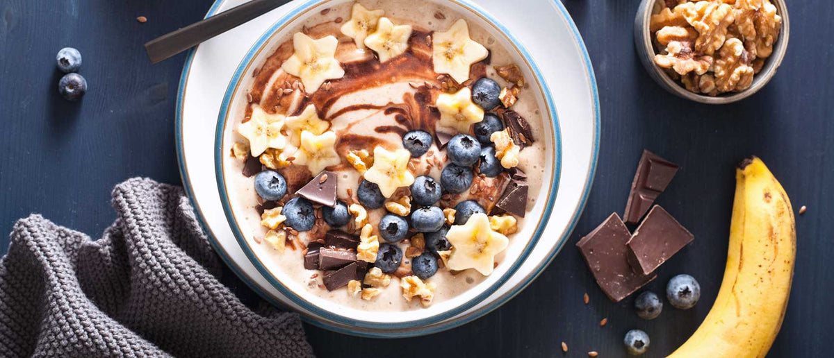 Smoothie bowl proteico de chocolate y plátano, desayuno sano y sabroso