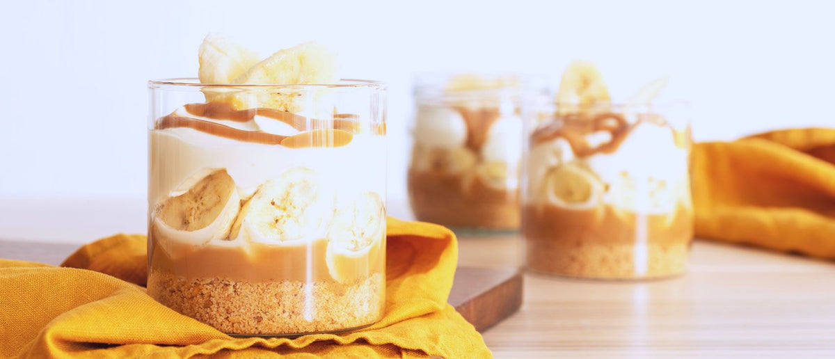Vasitos de tarta banoffee saludable, fácil de hacer, rápida y deliciosa