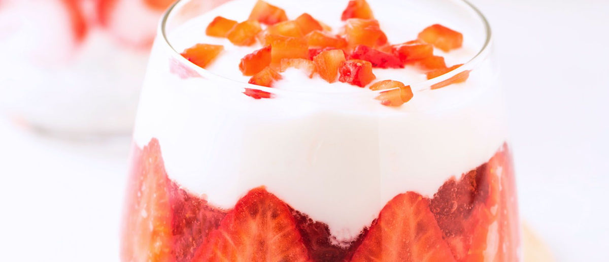 Yogur con semillas chía y fresas, desayuno lleno de proteínas