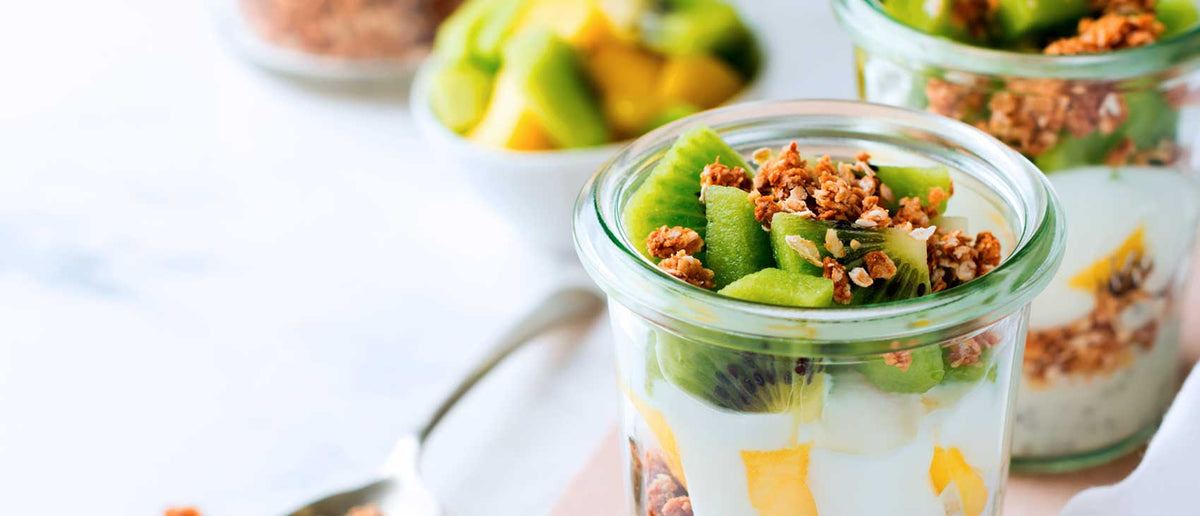Yogur proteico con fruta y cereales,  desayuno riquísimo y fácil de preparar